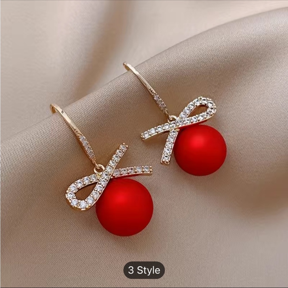 Nwt Rhinestone bow with red ball - Picture 2 of 2